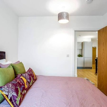 Stunning 2 Bed/2 Bath In Town Centre & Parking! Leilighet Bracknell Eksteriør bilde