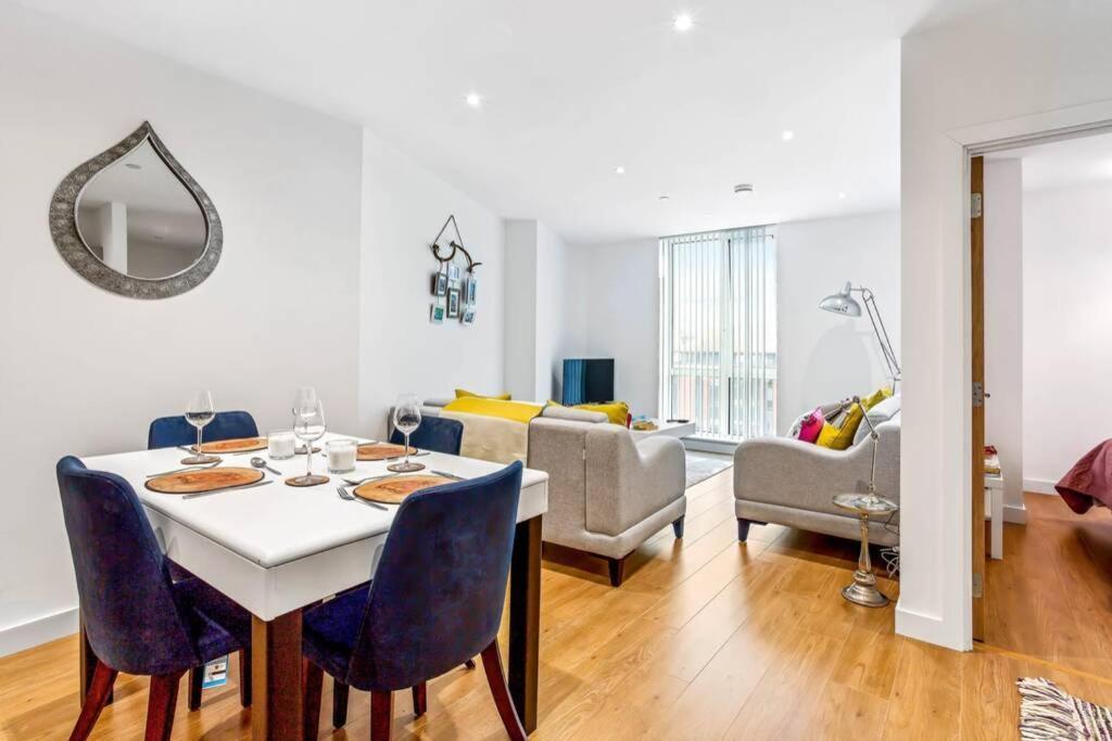 Stunning 2 Bed/2 Bath In Town Centre & Parking! Leilighet Bracknell Eksteriør bilde