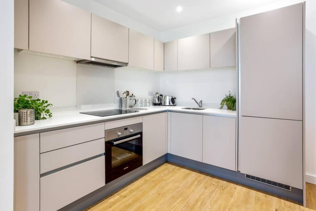 Stunning 2 Bed/2 Bath In Town Centre & Parking! Leilighet Bracknell Eksteriør bilde