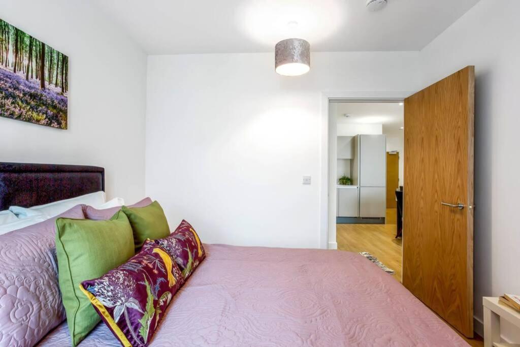 Stunning 2 Bed/2 Bath In Town Centre & Parking! Leilighet Bracknell Eksteriør bilde