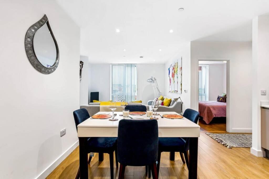Stunning 2 Bed/2 Bath In Town Centre & Parking! Leilighet Bracknell Eksteriør bilde