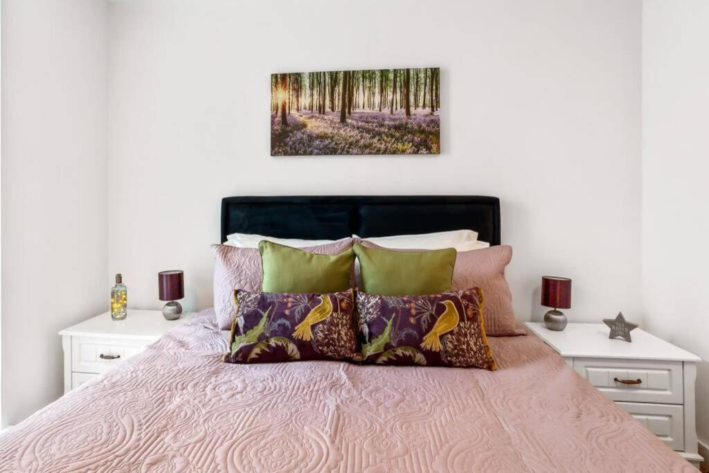Stunning 2 Bed/2 Bath In Town Centre & Parking! Leilighet Bracknell Eksteriør bilde