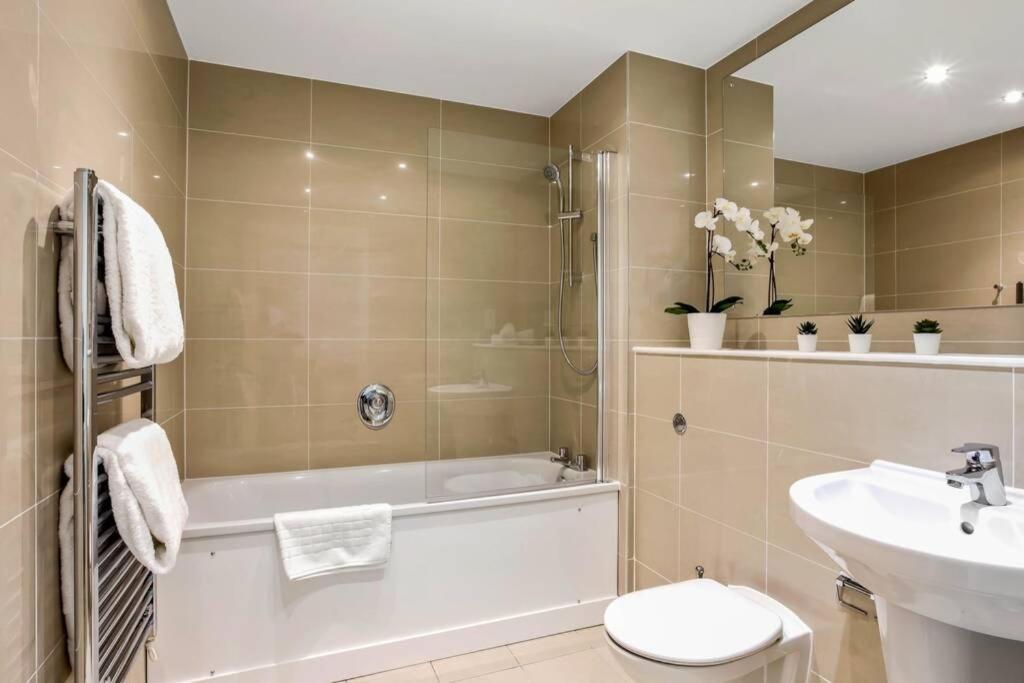 Stunning 2 Bed/2 Bath In Town Centre & Parking! Leilighet Bracknell Eksteriør bilde