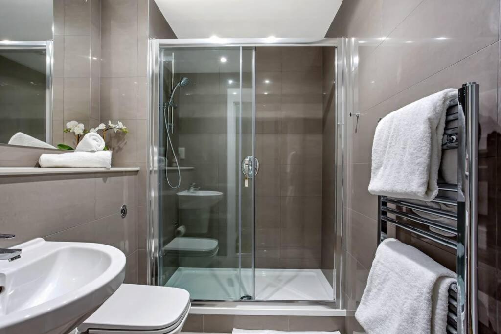 Stunning 2 Bed/2 Bath In Town Centre & Parking! Leilighet Bracknell Eksteriør bilde