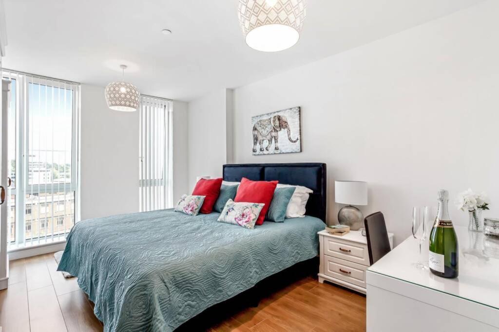 Stunning 2 Bed/2 Bath In Town Centre & Parking! Leilighet Bracknell Eksteriør bilde