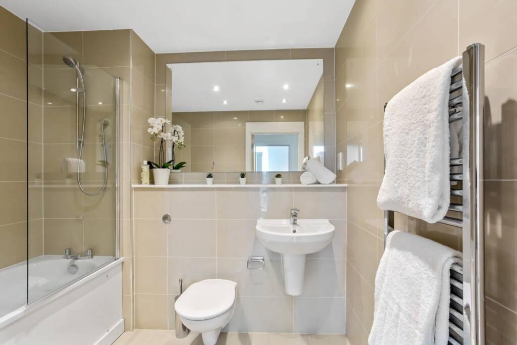 Stunning 2 Bed/2 Bath In Town Centre & Parking! Leilighet Bracknell Eksteriør bilde